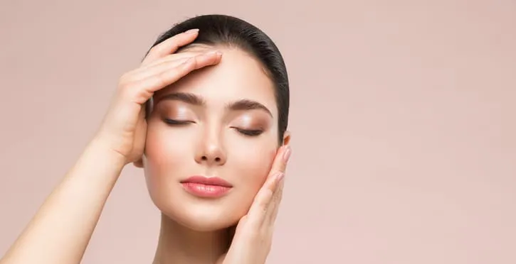 هیالورونیک اسید با جذب عمقی آب، فراتر از یک آبرسان معمولی پوست را نرم و شاداب می‌کند!