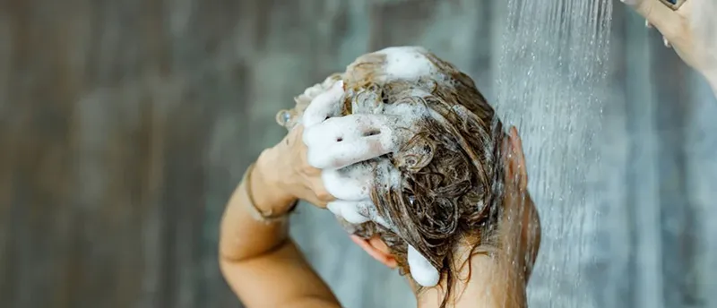 چرا هنگام استفاده از شامپو ضد شوره باید تمرکزمان روی پوست سر باشد، نه ساقه مو؟