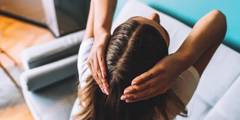 برای آبکشی شامپو ضد شوره آب داغ بهتر است یا آب سرد ؟