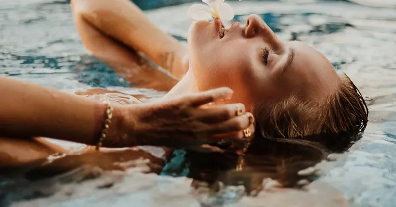 بهترین کرم ضد آفتاب برای پوست خشک و لک دار(تصویر خانمی در استخر درحال آفتاب گرفتن)