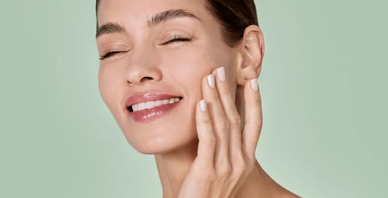 جلوگیری از از دست رفتن آب از لایه خارجی پوست، از فواید روغن آرگان (تصویر خانمی زیبا با پوستی شفاف)