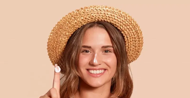 ضرورت استفاده از ضد آفتاب برای پوست های خشک (تصویر خانمی با ضدآفتاب)