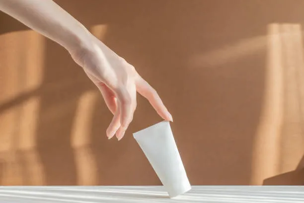 تفاوت ضد آفتاب و فلوئید در ماندگاری محصول(تصویر دست خانمی که محصول را نگه داشته)