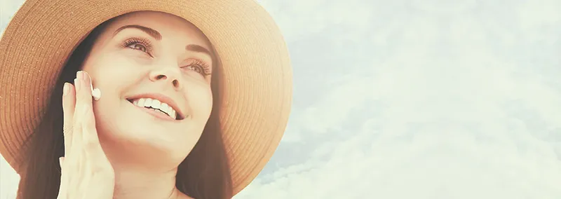 مزایای استفاده از ضد آفتاب برای پوست خشک(تصویر خانمی با ضدآفتاب زیر نور آفتاب)