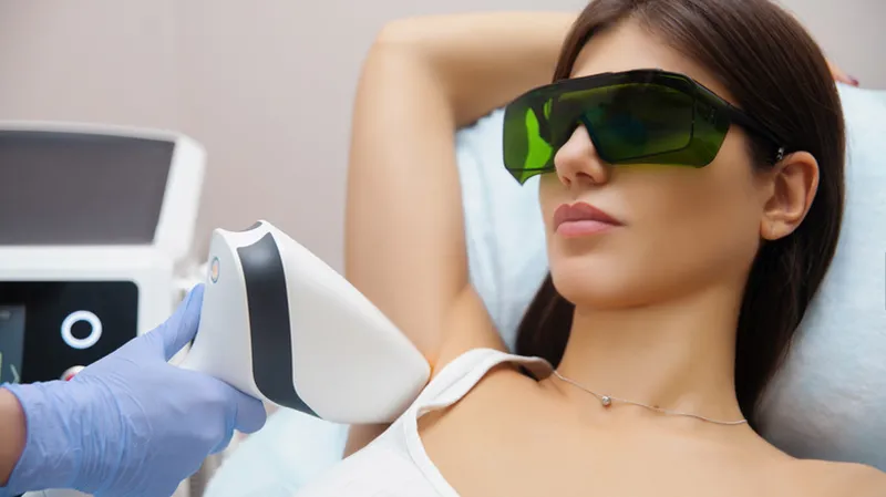 کرم های ترمیم کننده مناسب پوست بعد از لیزر(تصویر خانمی در حال لیزر کردن موهای زائد)