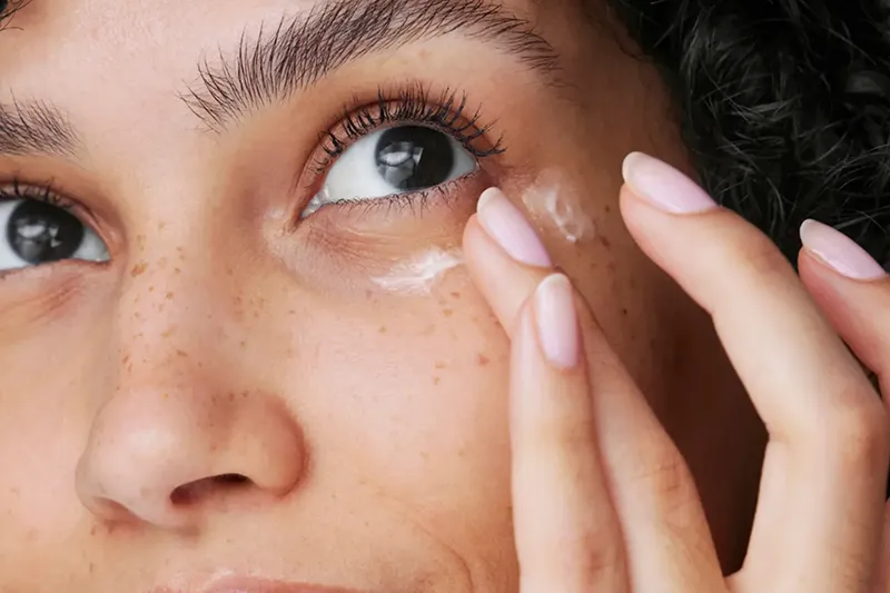 راهنمای کامل نحوه استفاده از کرم دور چشم