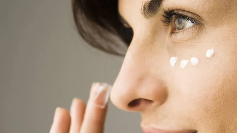 تصویر نزدیک از چشم های خانمی با کرم دور چشم
