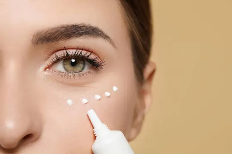 محل صحیح زدن کرم دور چشم