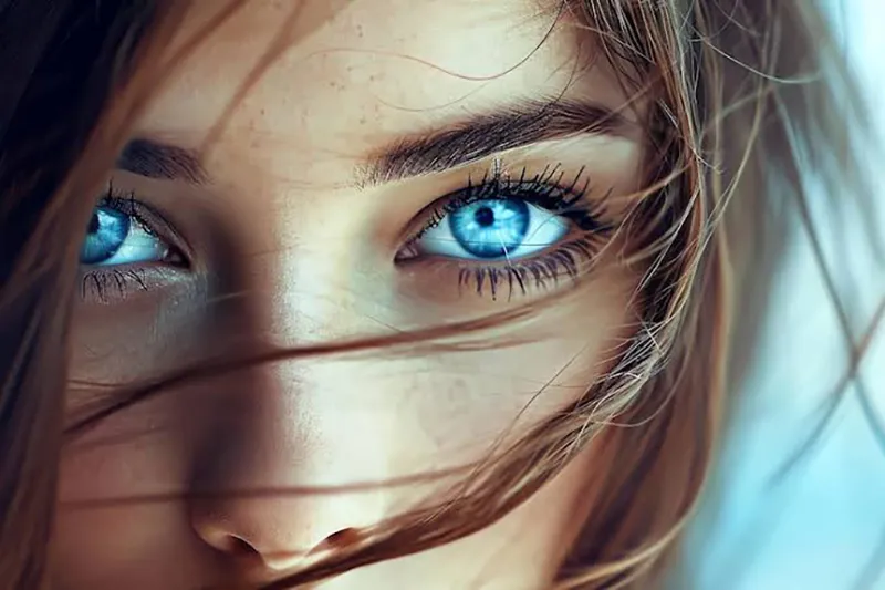 تصویر نزدیک از چشم های آبی یک خانم