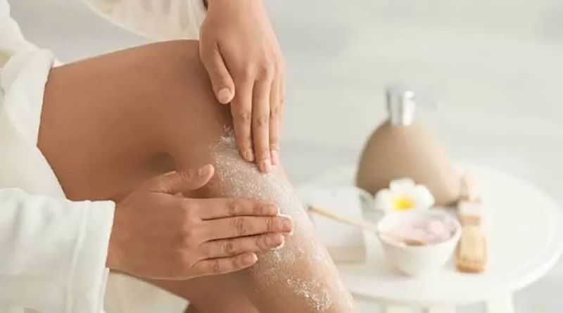 تصویر استفاده از اسکراب بر روی پا