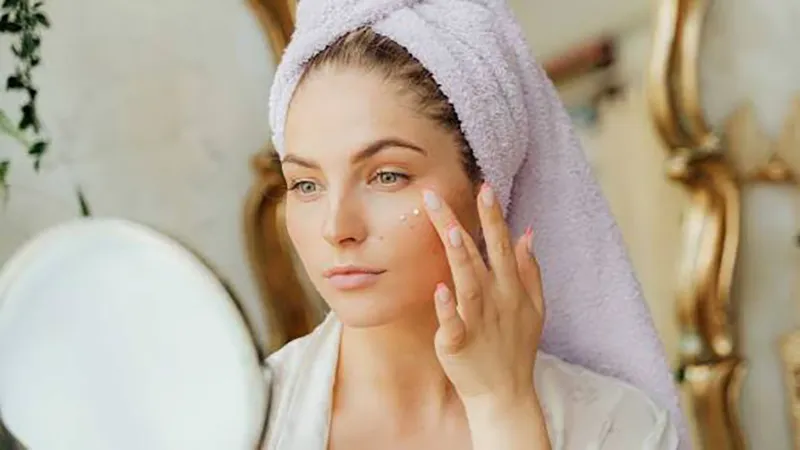 تصویر خانمی در حال پخش کردن سرم هیالورونیک اسید