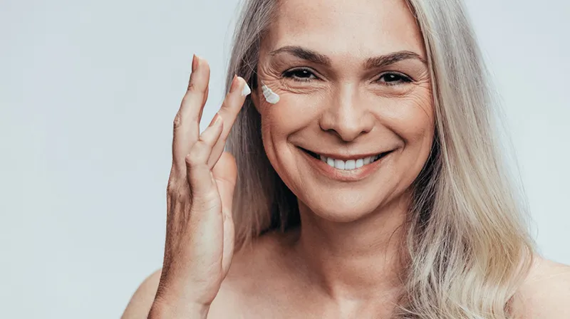 راهنمای جامع انتخاب بهترین کرم دور چشم بالای 50 سال