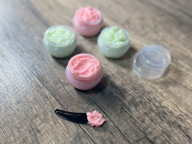 تصویر اسکراب لب در ظرف